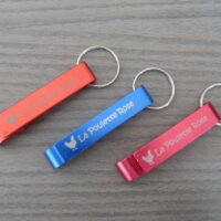 Décapsuleur en aluminium gravé « La Poulette Rose »