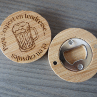 Décapsuleur aimanté en bois gravé « Papa »